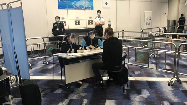 Sân bay Hong Kong và Tokyo đang đối phó với COVID-19 cực kỳ khác biệt: Ai mới làm đúng? - Ảnh 1.