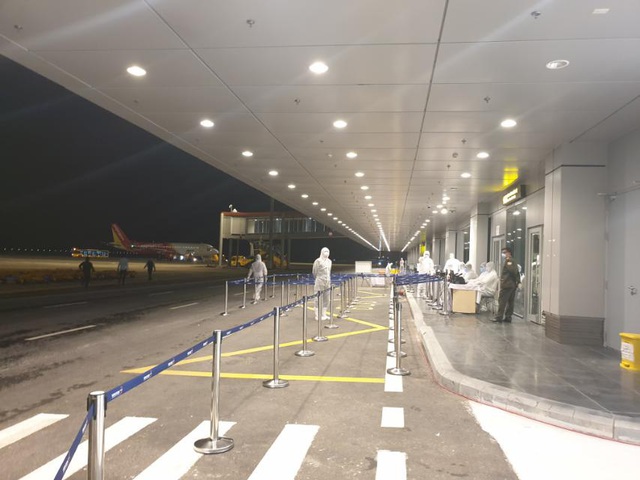 Sân bay Vân Đồn đón thêm người Việt trở về từ vùng dịch - Ảnh 2.