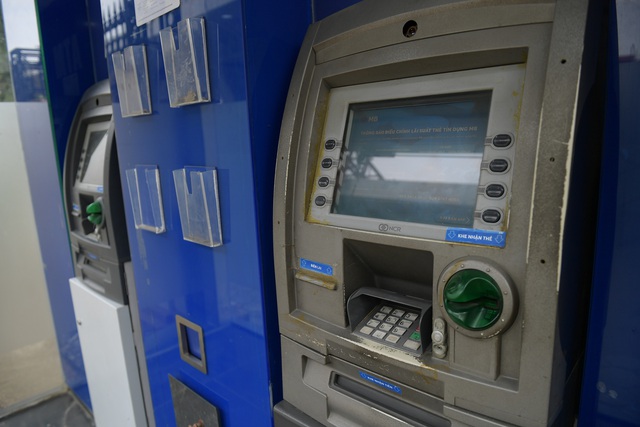 Trang bị nước rủa tay sát khuẩn cho cây ATM phòng dịch Covid - 19 - Ảnh 8.