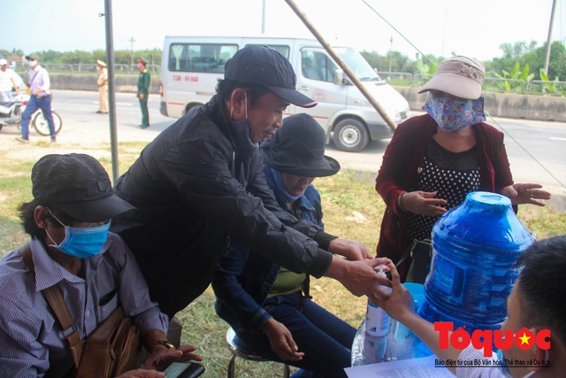 Kích hoạt các chốt kiểm soát y tế, Huế giám sát chặt người và phương tiện đến địa phương - Ảnh 5.