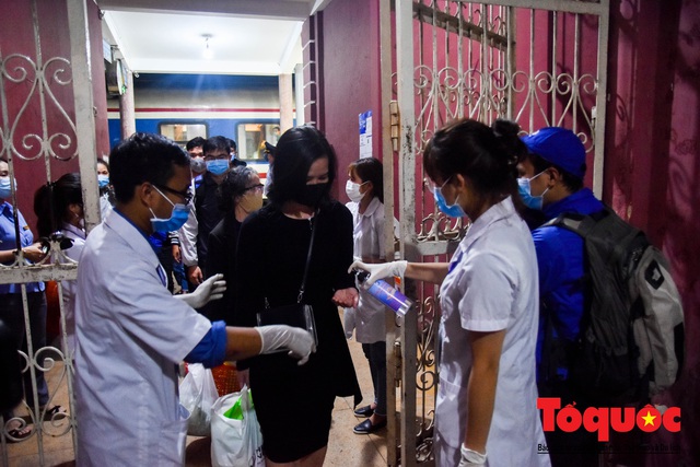 Sinh viên y khoa tại Huế xung phong ra tuyến đầu, trắng đêm chống dịch Covid-19 - Ảnh 7.