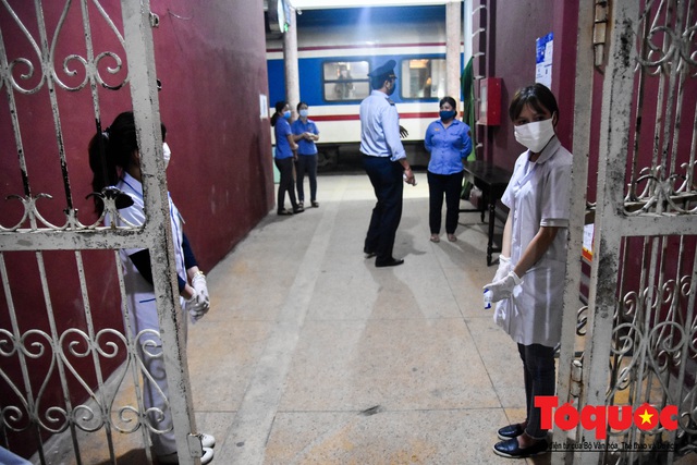 Sinh viên y khoa tại Huế xung phong ra tuyến đầu, trắng đêm chống dịch Covid-19 - Ảnh 1.