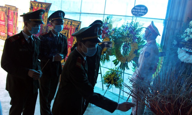 Nghệ An: Hình ảnh nghẹn ngào lễ tang đại úy hi sinh khi bắt băng nhóm ma túy - Ảnh 4.