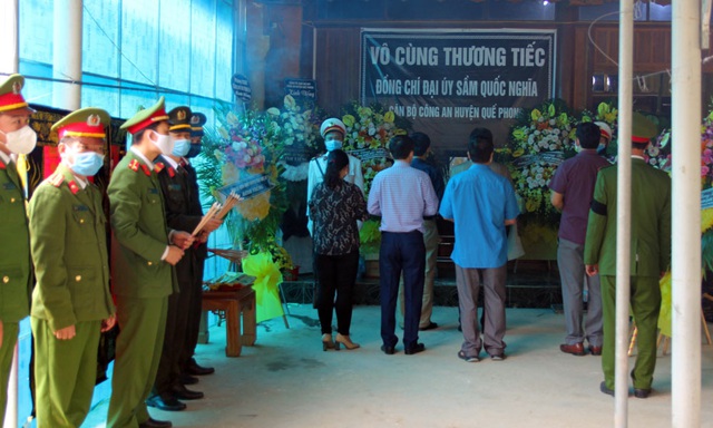 Nghệ An: Hình ảnh nghẹn ngào lễ tang đại úy hi sinh khi bắt băng nhóm ma túy - Ảnh 3.