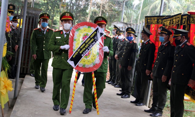 Nghệ An: Hình ảnh nghẹn ngào lễ tang đại úy hi sinh khi bắt băng nhóm ma túy - Ảnh 2.