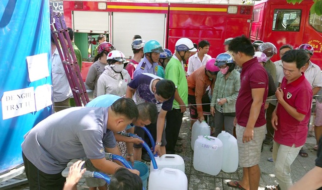 Cảnh sát PCCC & CNCH chở nước ngọt ứng cứu người dân vùng hạn mặn - Ảnh 2.
