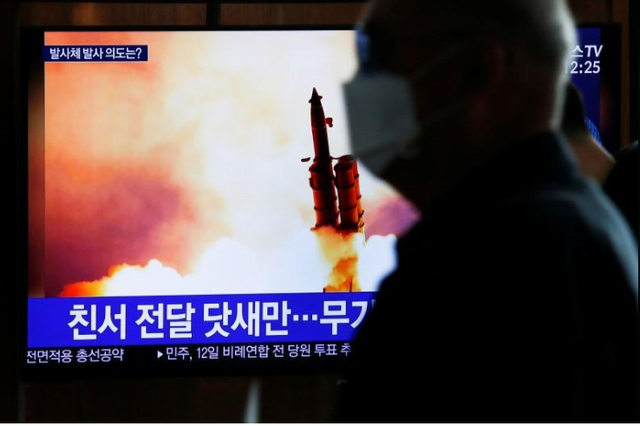 Loạt thử tên lửa và kỳ họp mới hé lộ sự thực về tình hình COVID-19 tại Triều Tiên? - Ảnh 1.