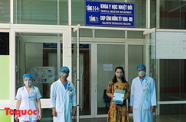 Hình ảnh 3 bệnh nhân mắc Covid-19 ở Đà Nẵng được chữa khỏi và xuất viện - Ảnh 1.