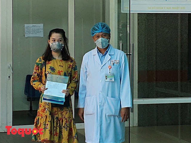 Hình ảnh 3 bệnh nhân mắc Covid-19 ở Đà Nẵng được chữa khỏi và xuất viện - Ảnh 2.