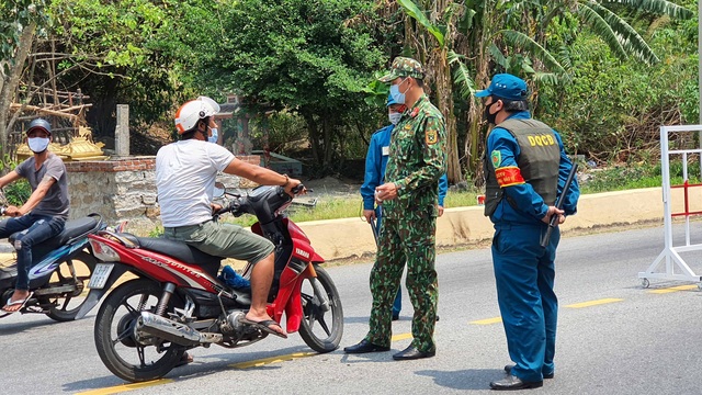 Đà Nẵng lập chốt chặn không cho người dân và du khách lên bán đảo Sơn Trà để phòng chống dịch Covid-19 - Ảnh 16.