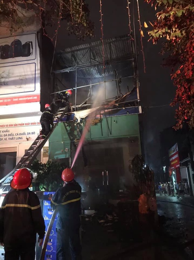 Nghệ An: Chủ trèo lên mái nhà định tử tự khi cửa hàng bốc cháy dữ dội - Ảnh 2.