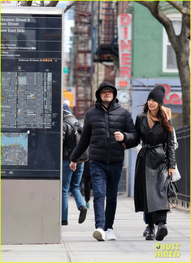 Leonardo DiCaprio kín đáo khi dạo phố cùng bạn gái kém 23 tuổi - Ảnh 1.