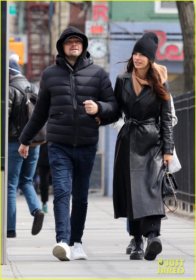 Leonardo DiCaprio kín đáo khi dạo phố cùng bạn gái kém 23 tuổi - Ảnh 2.