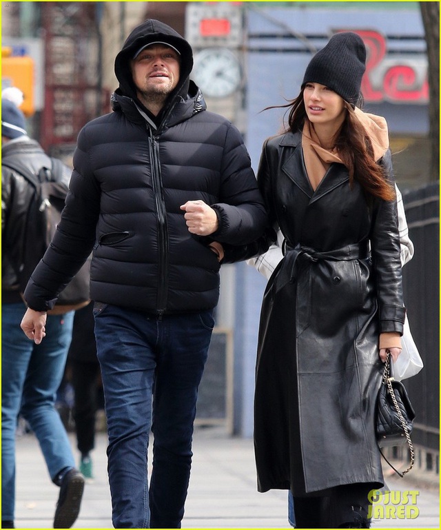 Leonardo DiCaprio kín đáo khi dạo phố cùng bạn gái kém 23 tuổi - Ảnh 4.