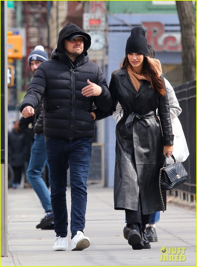 Leonardo DiCaprio kín đáo khi dạo phố cùng bạn gái kém 23 tuổi - Ảnh 6.