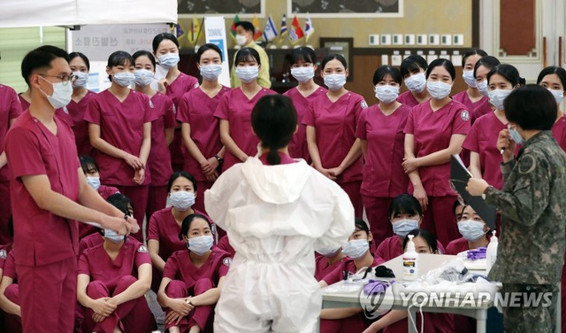 Hàn Quốc: Số ca nhiễm mới tăng &quot;sốc&quot; nâng tổng số người nhiễm lên hơn 4.800 người - Ảnh 1.