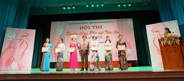 Long An: Phụ nữ mặc áo dài hưởng ứng chương trình 'Áo dài - Di sản văn hóa Việt Nam' - Ảnh 1.