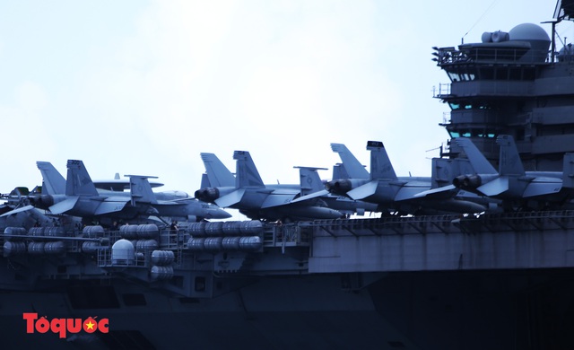 Hàng chục máy bay trên tàu sân bay USS Theodore Roosevelt  - Ảnh 4.