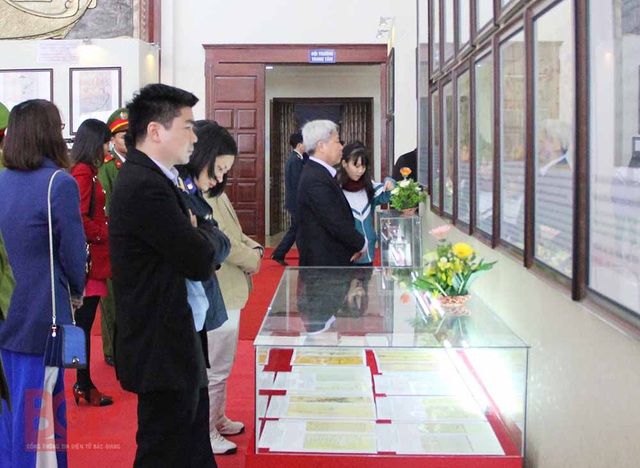 Tổ chức Triển lãm tranh cổ động tuyên truyền kỷ niệm 45 năm Ngày giải phóng miền Nam tại tỉnh Bắc Giang - Ảnh 1.