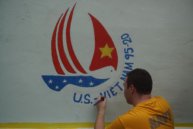 Thủy thủ tàu sân bay USS Theodore Roosevelt trồng rau, sơn tường...ở Đà Nẵng - Ảnh 13.