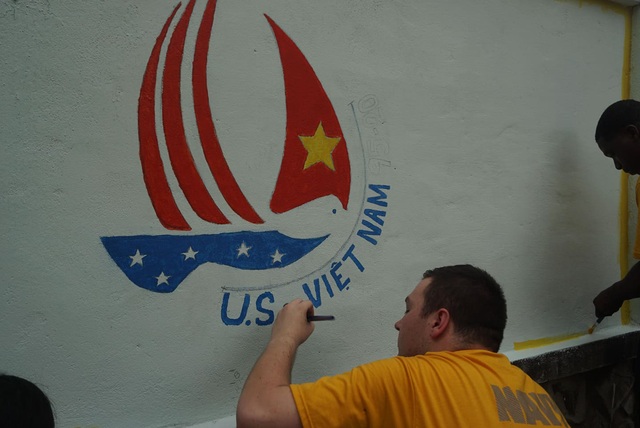 Thủy thủ tàu sân bay USS Theodore Roosevelt trồng rau, sơn tường, vẽ tranh bích họa...ở Đà Nẵng - Ảnh 1.