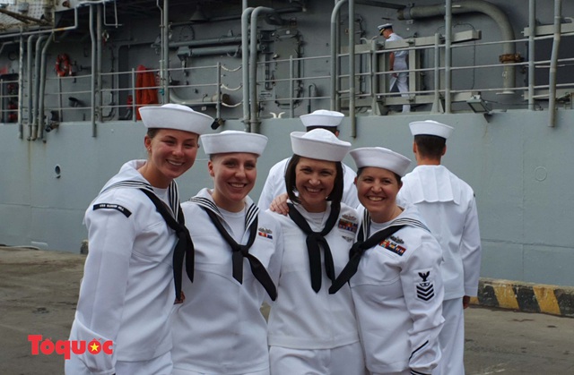 Ngắm những nữ thủy thủ xinh đẹp trên tàu sân bay USS Theodore Roosevelt đến Đà Nẵng - Ảnh 15.