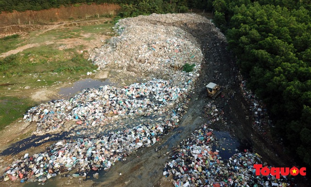 Hà Tĩnh: Mục sở thị bãi rác quá tải, bốc mùi ở &quot;làng Hàn Quốc&quot; từ trên cao - Ảnh 5.