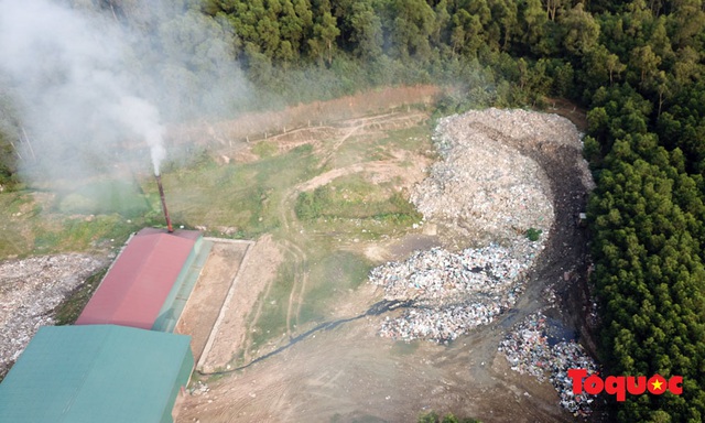 Hà Tĩnh: Mục sở thị bãi rác quá tải, bốc mùi ở &quot;làng Hàn Quốc&quot; từ trên cao - Ảnh 3.