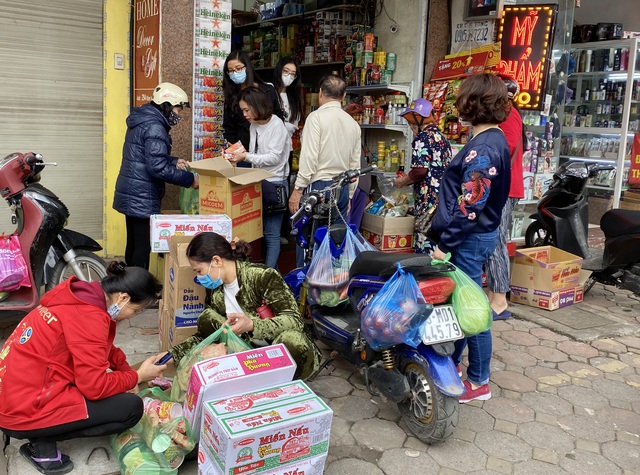 Dịch Covid-19: Xử lý nghiêm hành vi mua gom tích trữ, tăng giá bất hợp lý - Ảnh 1.