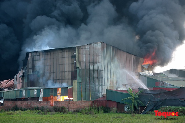 Đang cháy lớn khu nhà xưởng gia công hóa chất hơn 1000m2 ở Hoài Đức, Hà Nội - Ảnh 3.