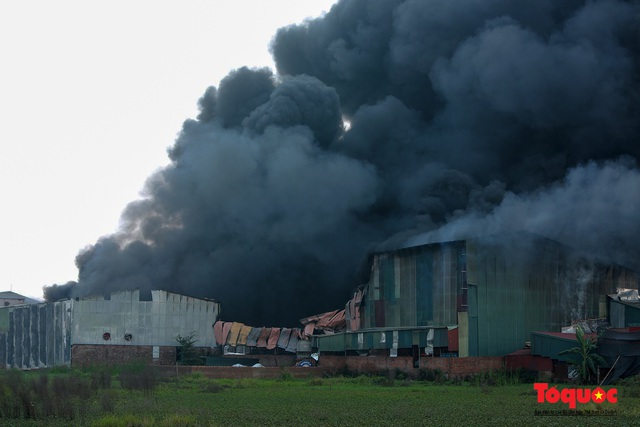 Đang cháy lớn khu nhà xưởng gia công hóa chất hơn 1000m2 ở Hoài Đức, Hà Nội - Ảnh 7.