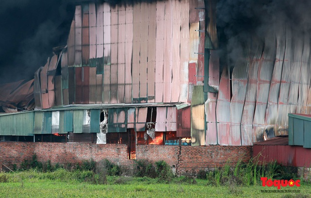 Đang cháy lớn khu nhà xưởng gia công hóa chất hơn 1000m2 ở Hoài Đức, Hà Nội - Ảnh 9.