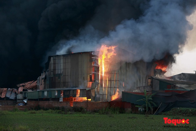 Đang cháy lớn khu nhà xưởng gia công hóa chất hơn 1000m2 ở Hoài Đức, Hà Nội - Ảnh 10.