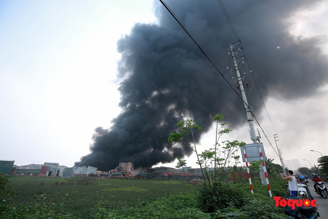 Đang cháy lớn khu nhà xưởng gia công hóa chất hơn 1000m2 ở Hoài Đức, Hà Nội - Ảnh 1.