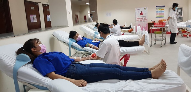 Hàng trăm người tham gia hiến máu tình nguyện giữa mùa dịch Covid-19 - Ảnh 1.