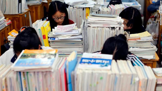 Học sinh Trung Quốc áp lực kỳ thi đại học thời dịch bệnh: Trăn trở của 10 triệu học sinh Trung Quốc vật lộn với sách vở - Ảnh 2.