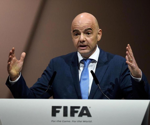 Chủ tịch FIFA: &quot;Không có trận đấu hay giải đấu nào xứng đáng để liều lĩnh đánh đổi bằng sinh mạng của con người&quot; - Ảnh 1.
