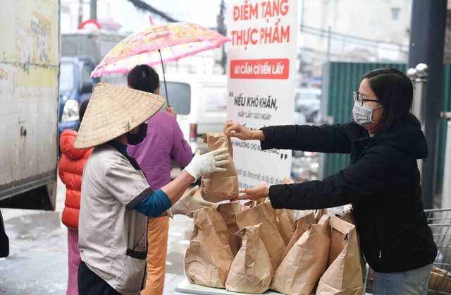 “Nếu khó khăn, hãy lấy 1 gói…”: Thêm những điểm từ thiện ấm lòng giữa đại dịch - Ảnh 6.