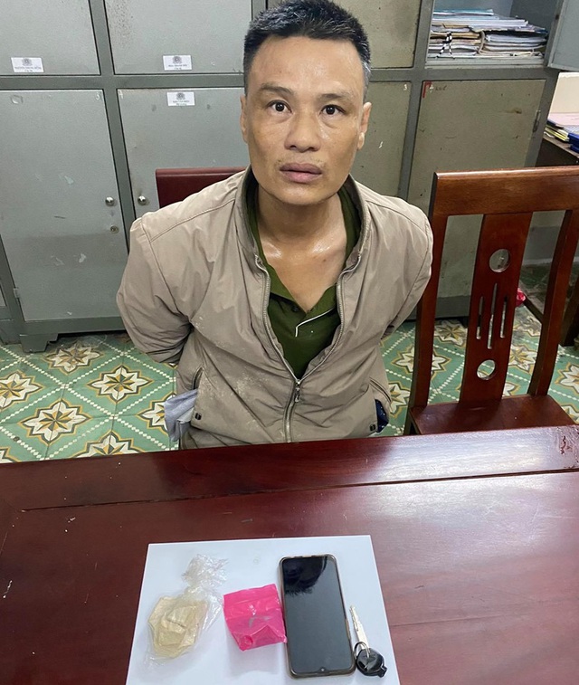 Nghệ An: Cựu giáo viên tiểu học bị bắt khi đi mua ma túy - Ảnh 1.