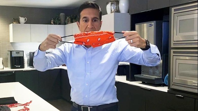 Khi Louis Vuitton, Burberry và Chanel đều bắt tay vào sản xuất khẩu trang - Ảnh 1.