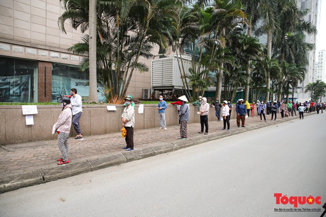 Người dân đặt gạch xếp hàng dài để đợi vào siêu thị 0 đồng ở Hà Nội - Ảnh 11.