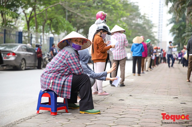 Người dân đặt gạch xếp hàng dài để đợi vào siêu thị 0 đồng ở Hà Nội - Ảnh 7.