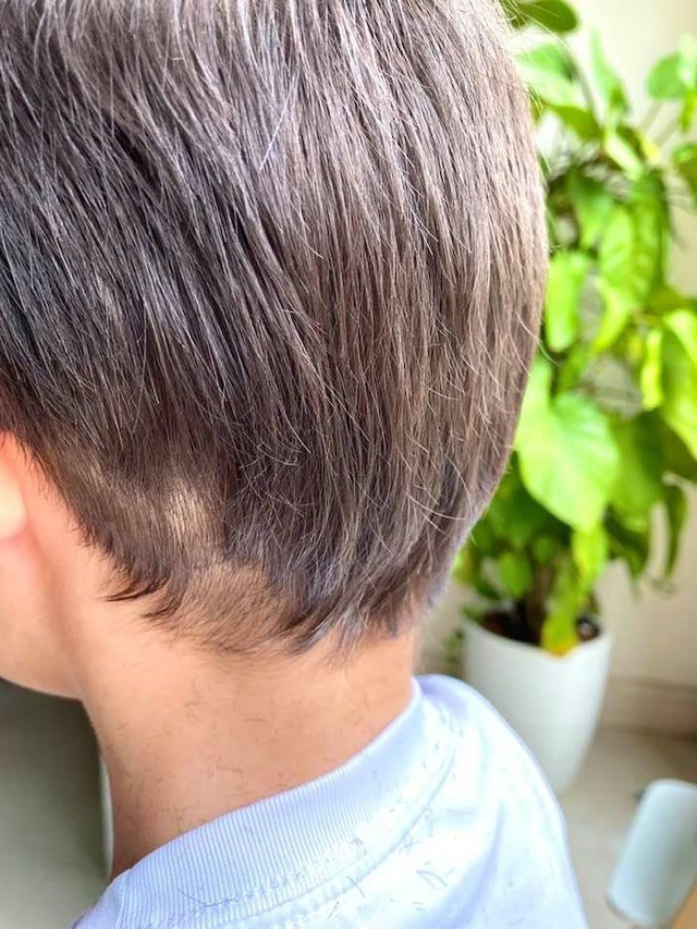 Sao Việt trổ tài tự cắt tóc cho con giữa mùa dịch Covid-19 - Ảnh 2.