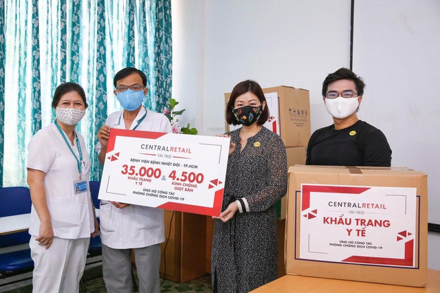 Trao tặng 70.000 khẩu trang y tế và 9.000 kính chống giọt bắn cho các bệnh viện tuyến đầu ở Hà Nội và TP.HCM - Ảnh 2.