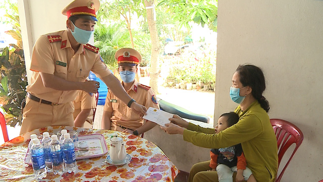 CSGT Thừa Thiên Huế tặng nhu yếu phẩm cho người dân và lực lượng tuyến đầu chống dịch - Ảnh 1.
