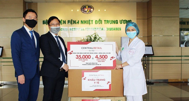 Trao tặng 70.000 khẩu trang y tế và 9.000 kính chống giọt bắn cho các bệnh viện tuyến đầu ở Hà Nội và TP.HCM - Ảnh 1.