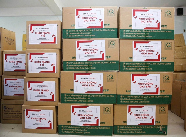 Trao tặng 70.000 khẩu trang y tế và 9.000 kính chống giọt bắn cho các bệnh viện tuyến đầu ở Hà Nội và TP.HCM - Ảnh 3.