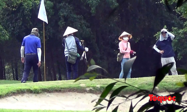 Vụ tụ tập chơi ở sân golf Cửa Lò: UBND tỉnh Nghệ An chỉ đạo kiểm tra, xử lý nghiêm túc - Ảnh 1.