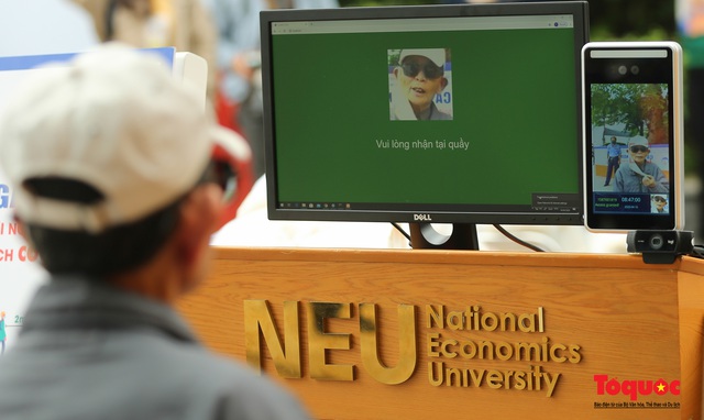 Hà Nội: Cây gạo ứng dụng công nghệ nhận diện khuôn mặt AI để phát gạo cho người dân - Ảnh 10.