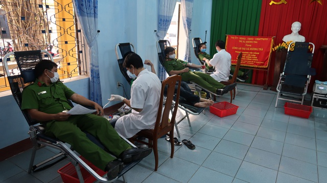 Công an Thừa Thiên Huế hưởng ứng ngày &quot;Toàn dân hiến máu tình nguyện&quot; - Ảnh 3.